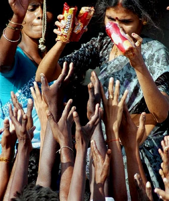 Two women distribute food in Sri Lanka